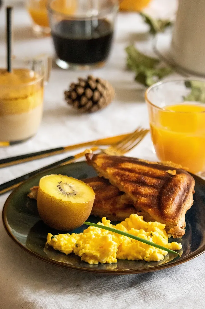 Sonntagsbrunch im brise Rostock mit Kaffee und Speisen