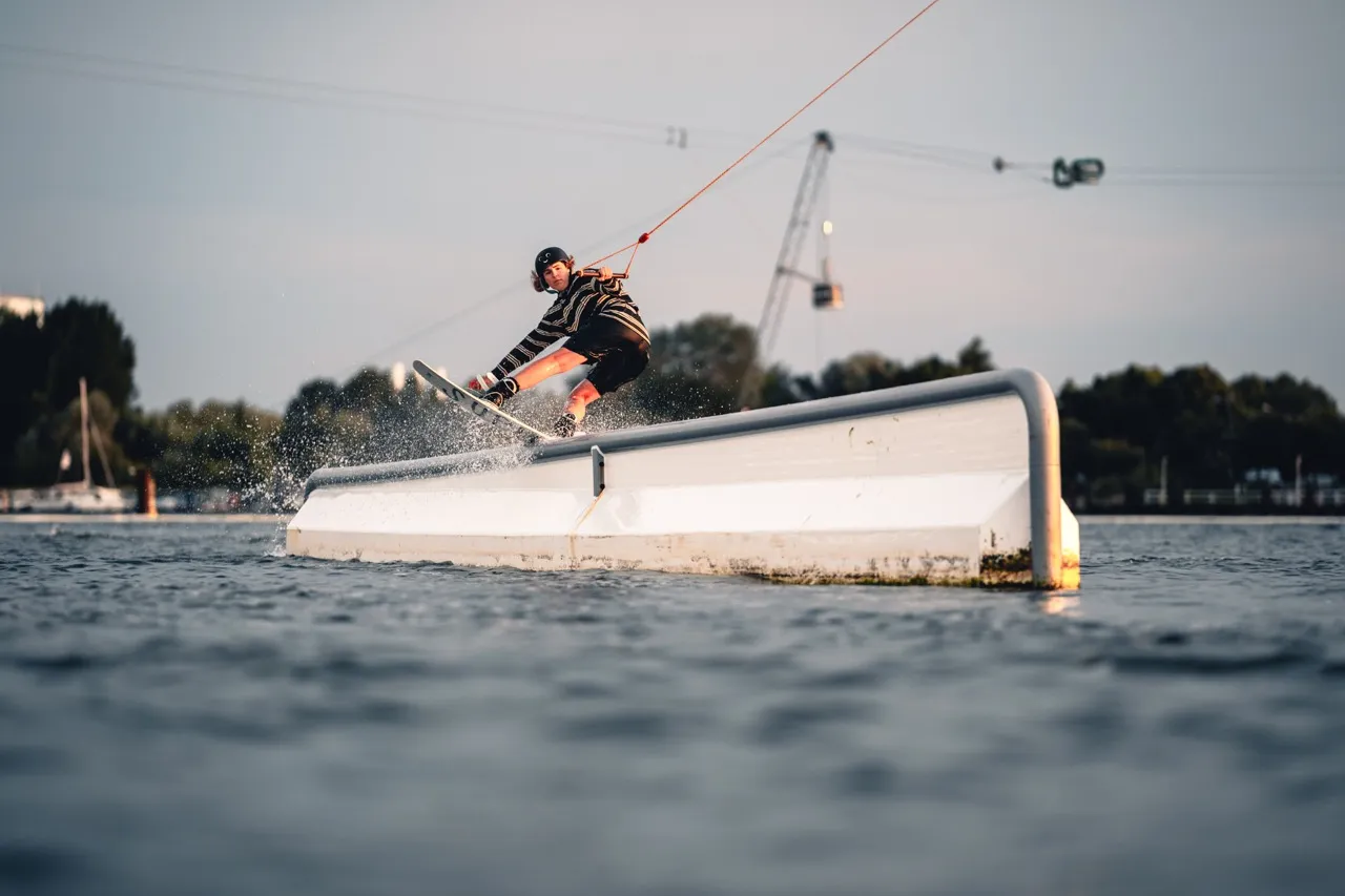 Wakeboarder auf einem Feature bei Supieria