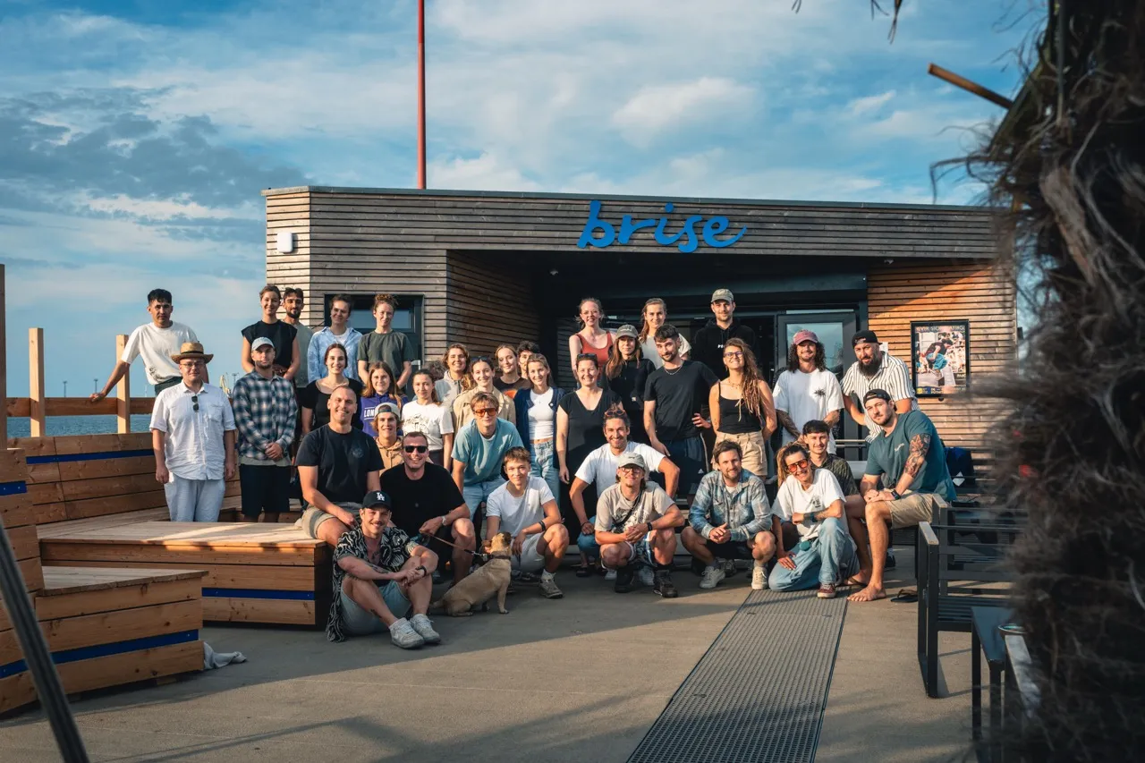 Supieria Team und Gäste gemeinsam am Wasser
