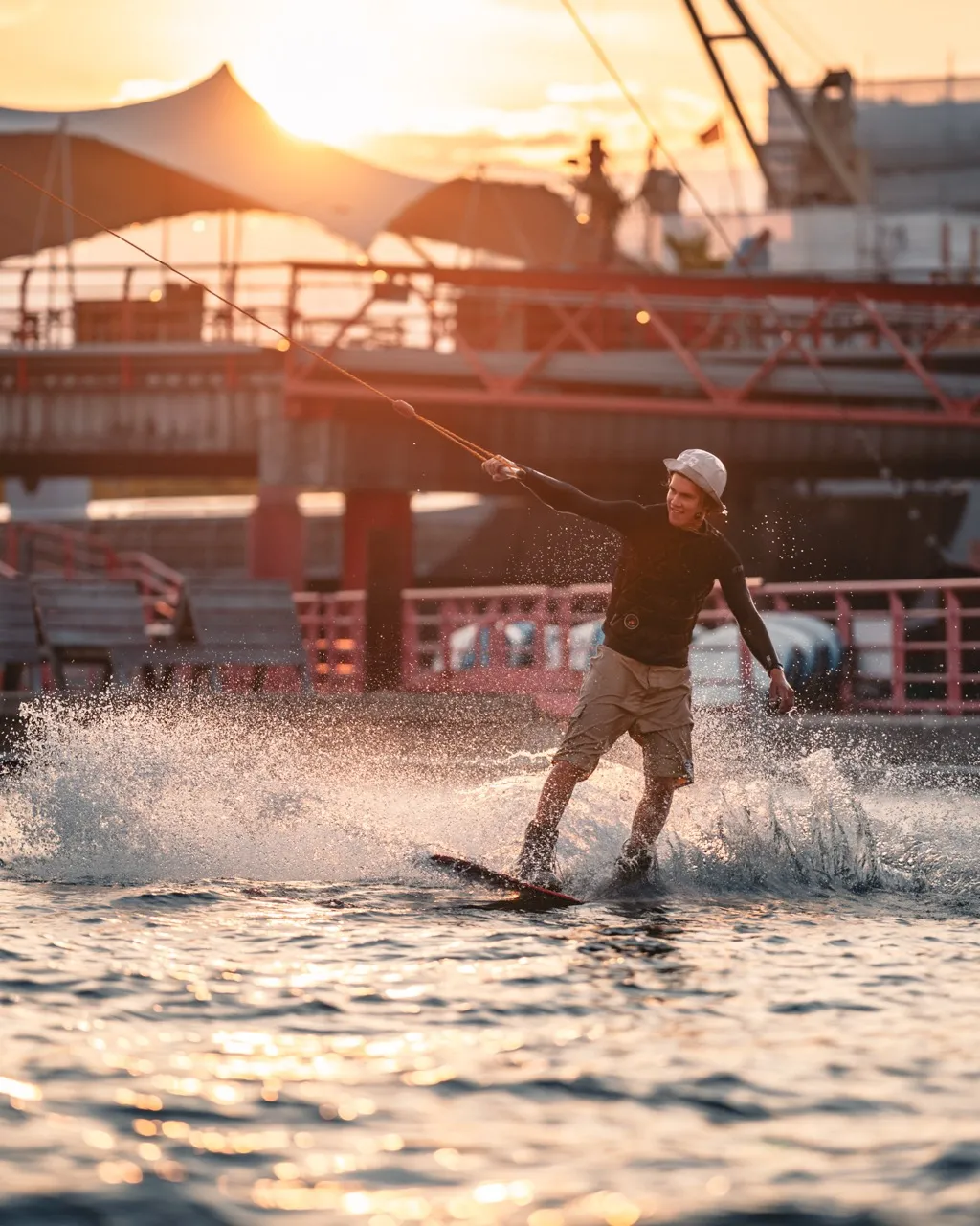 Wakeboarder bei Sonnenuntergang auf der Warnow bei Supieria