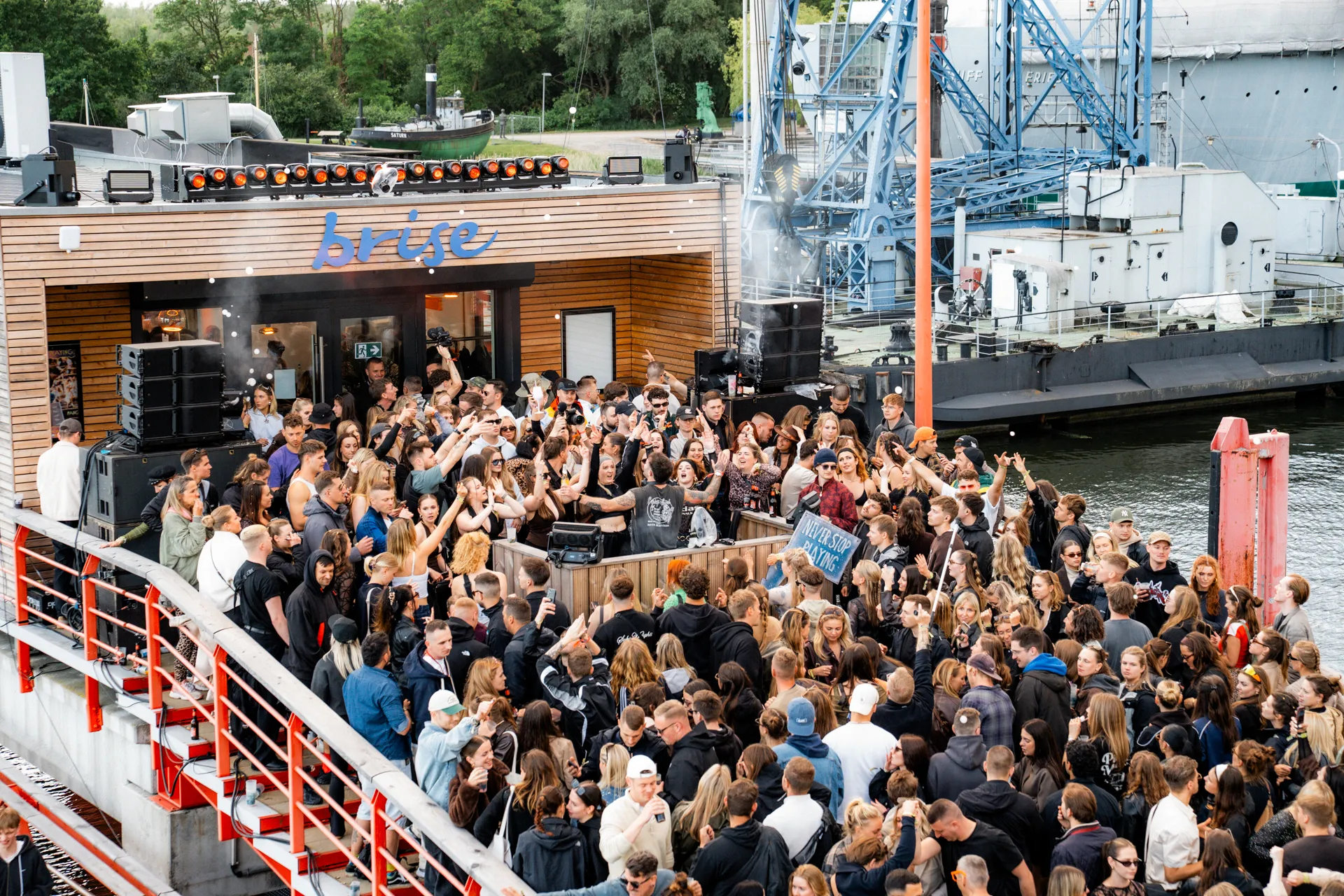 Publikum beim Supieria Awakening auf der Pier vor dem brise