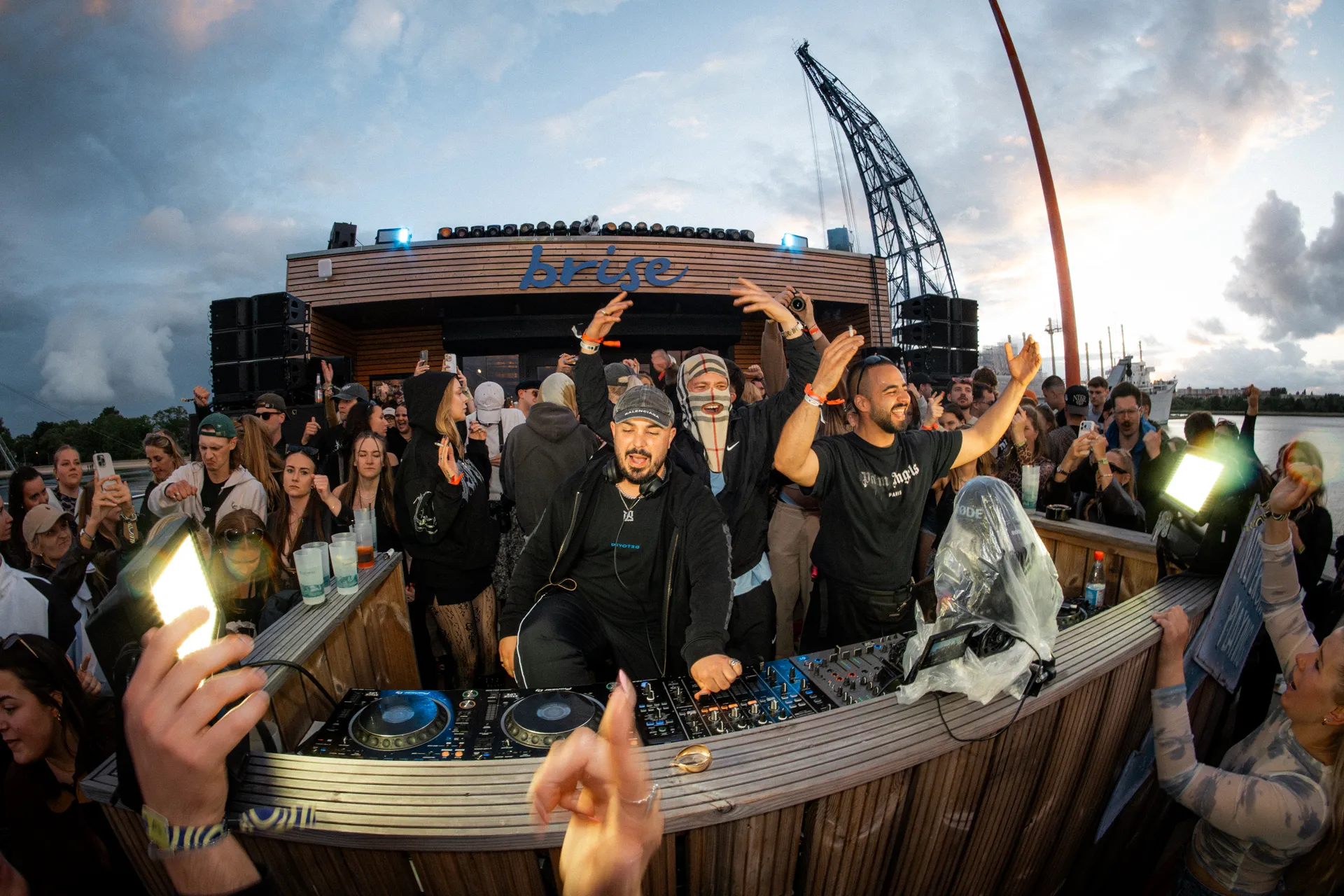 DJ und Gäste beim Supieria Awakening Open Air vor dem brise auf der Pier