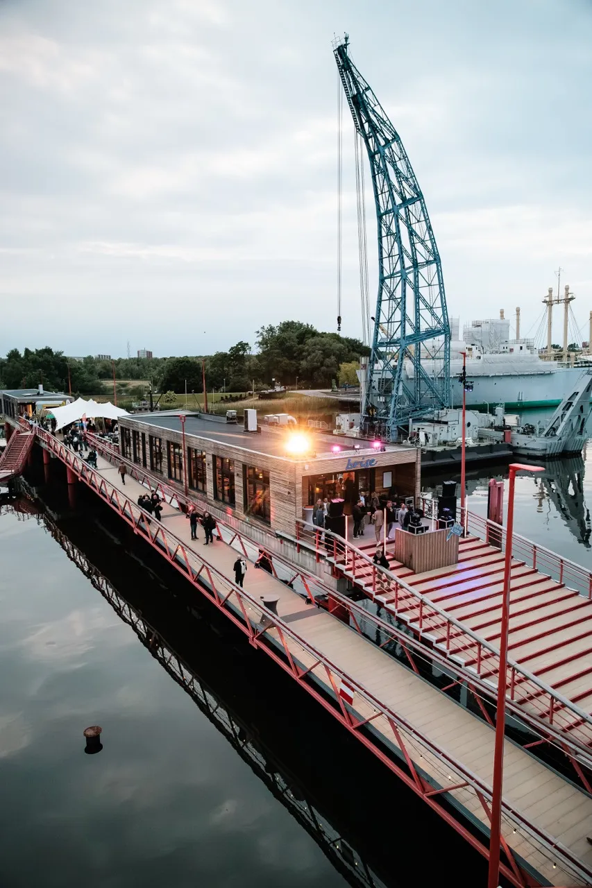 Luftbild der kompletten Supieria Pier mit brise Restaurant und Wasserblick